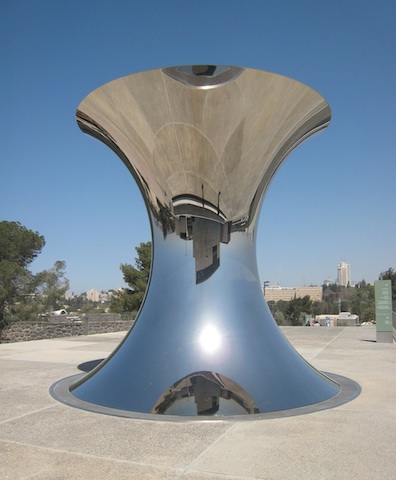 représentation artistique d'un espace de courbure constante négative